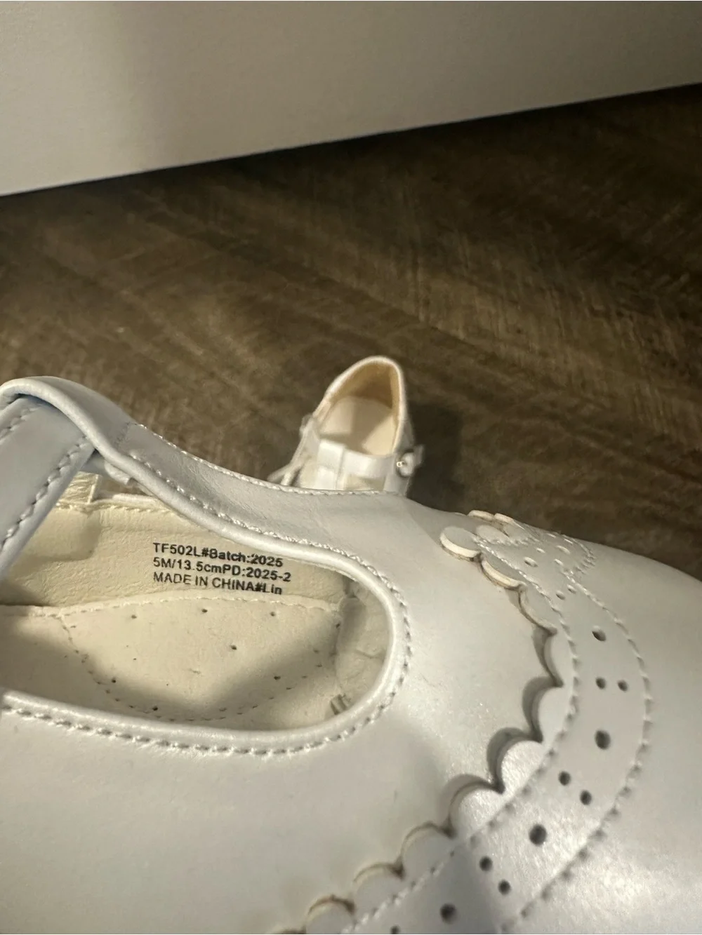 Girls White Scalloped T-Strap Mary Jane Dress Shoes Size 5M 13.5cm